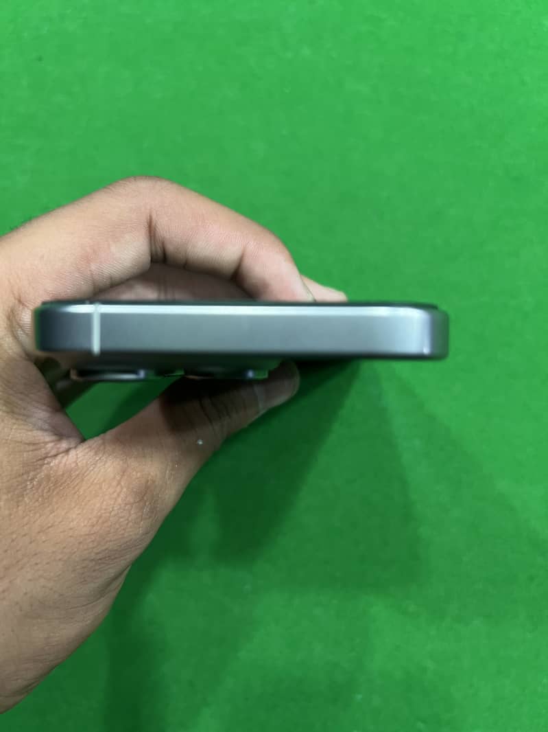 Apple iPhone 16 Pro 1