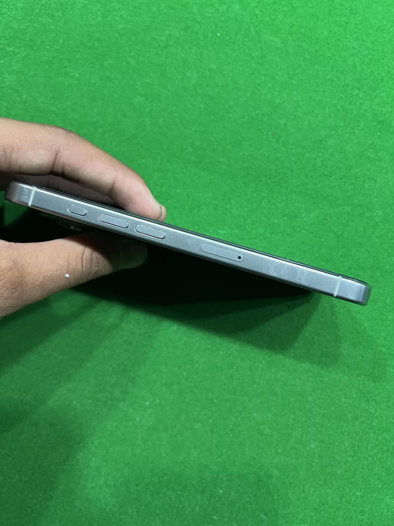 Apple iPhone 16 Pro 2