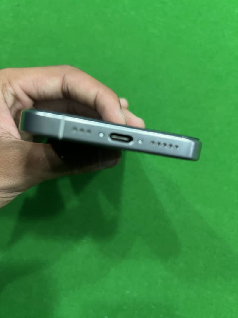 Apple iPhone 16 Pro 4
