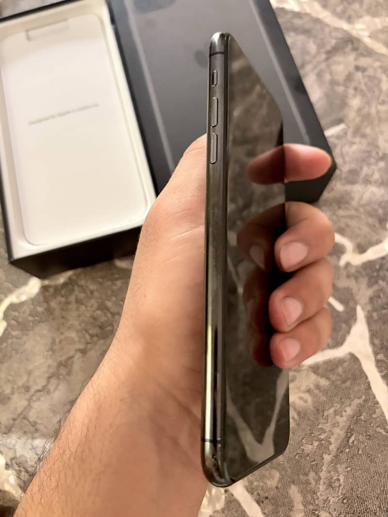 Apple iPhone 11 Pro Max 4