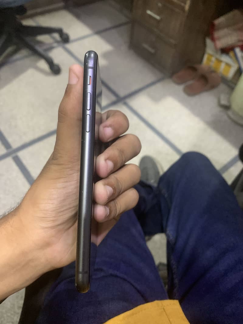 Apple iPhone 11 3
