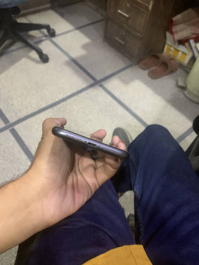 Apple iPhone 11 4