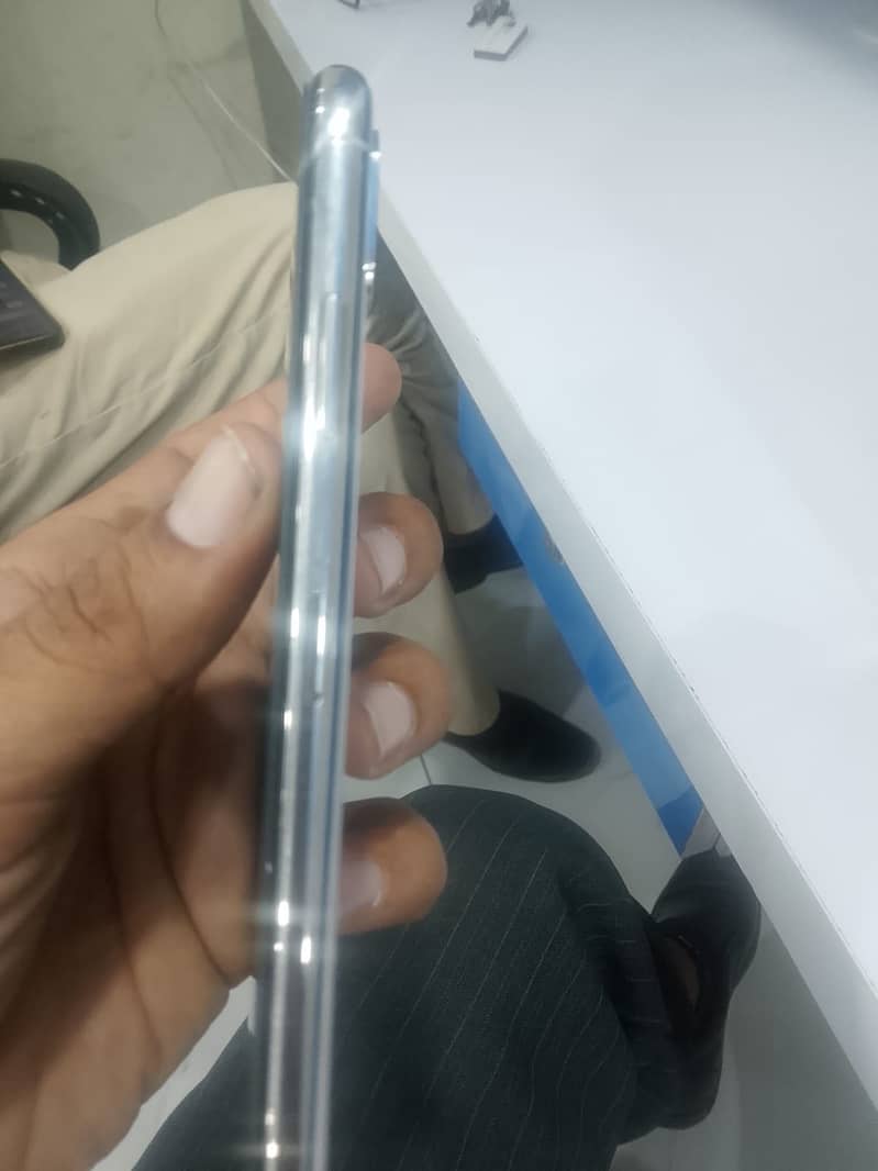 Apple iPhone X 3