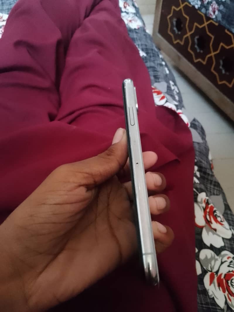 Apple iPhone X 4