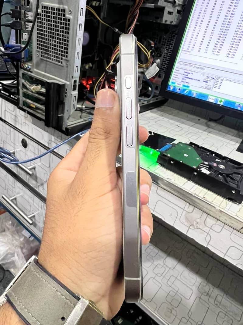 Apple iPhone 15 Pro 3