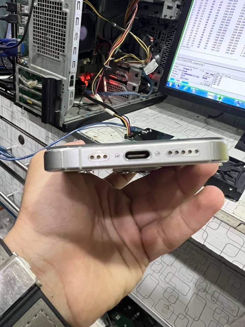 Apple iPhone 15 Pro 4