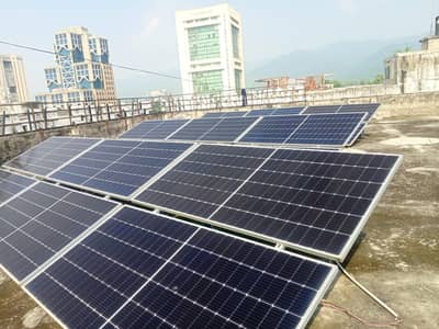 18 Solar Panel With Green Metre Invertor