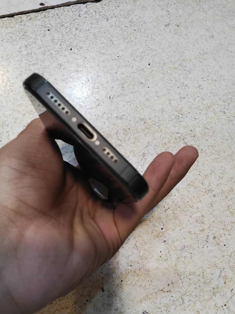Apple iPhone 15 Pro Max 4