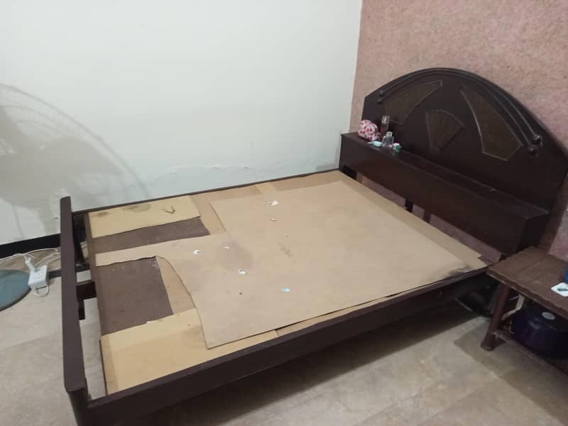Queen size bed 0