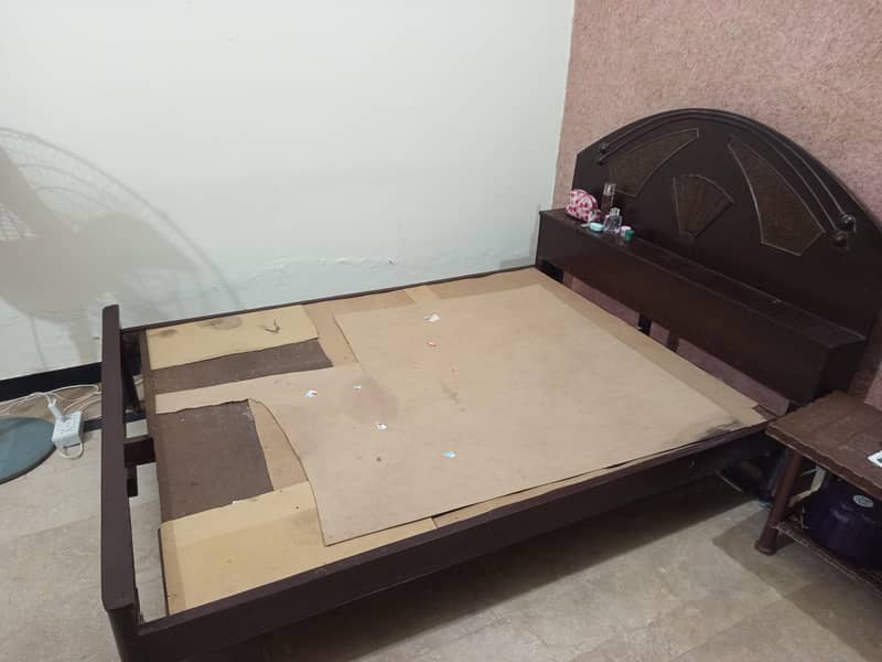 Queen size bed 1