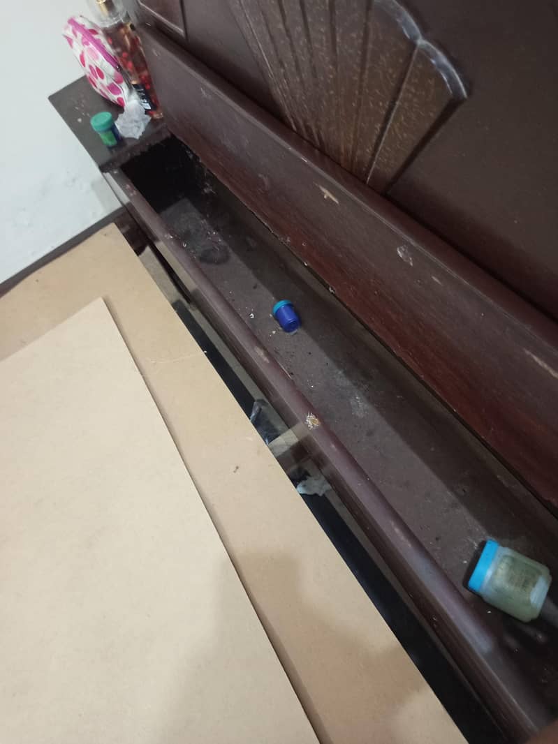 Queen size bed 3