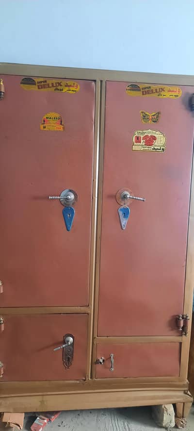 iam selling my iron safe almari good condition