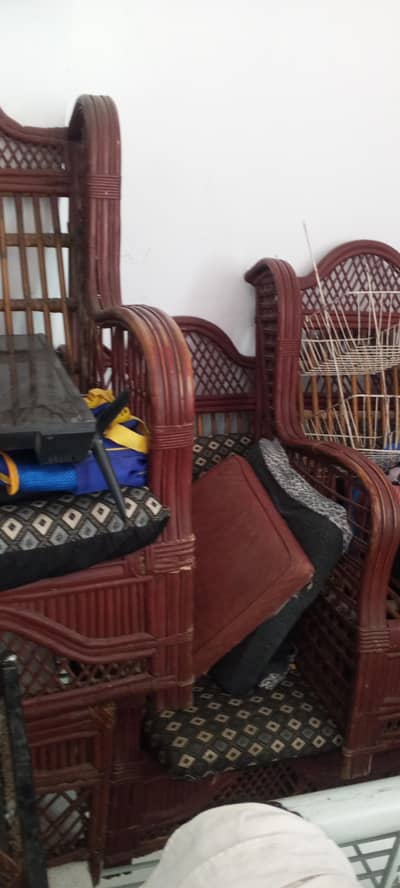 banth sofa set with table