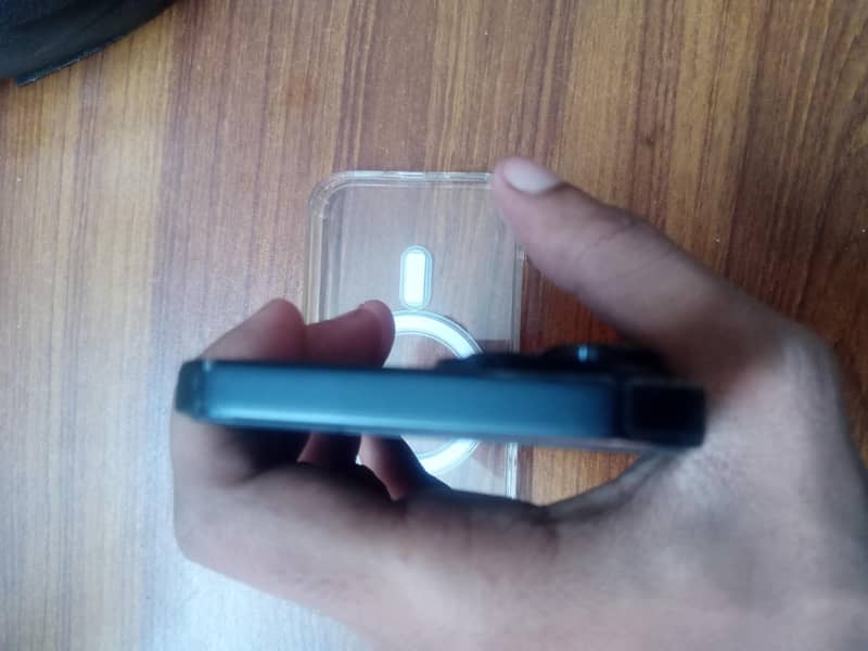Apple iPhone 15 4