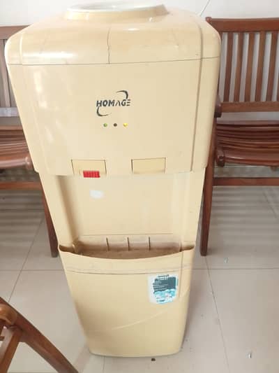 Refrigerator cabinet water cooler