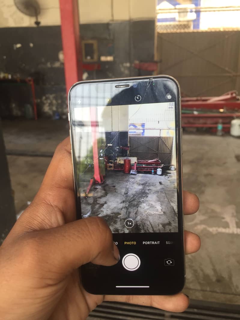 Apple iPhone X 4