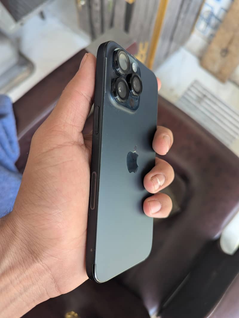 Apple iPhone 15 Pro Max 3