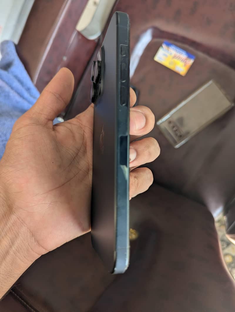 Apple iPhone 15 Pro Max 4