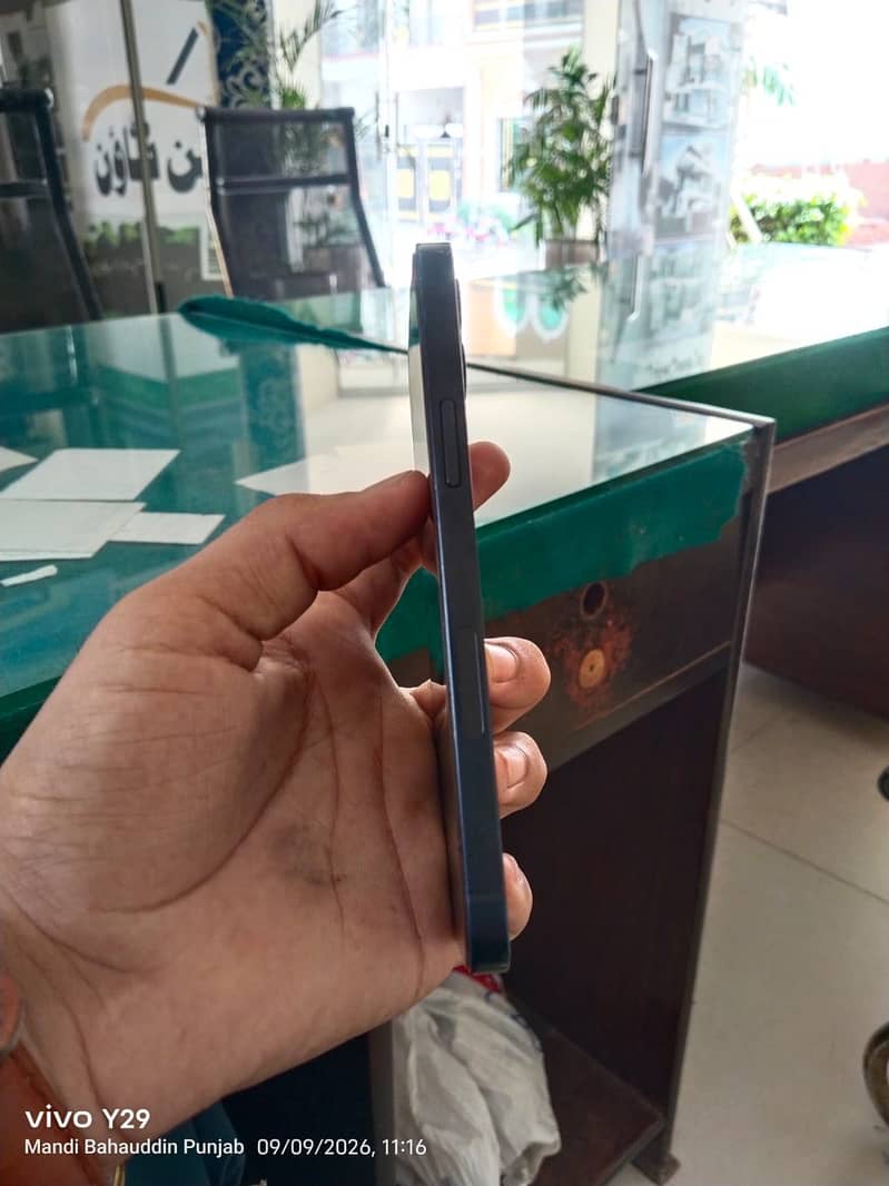 Apple iPhone 12 4