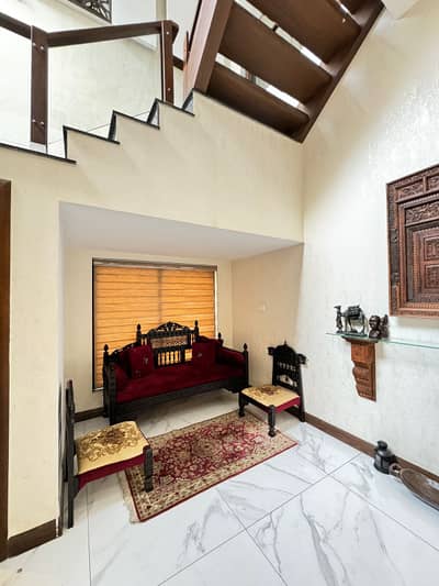 1 KANAL BEAUTIFUL HOUSE IS UP FOR SALE