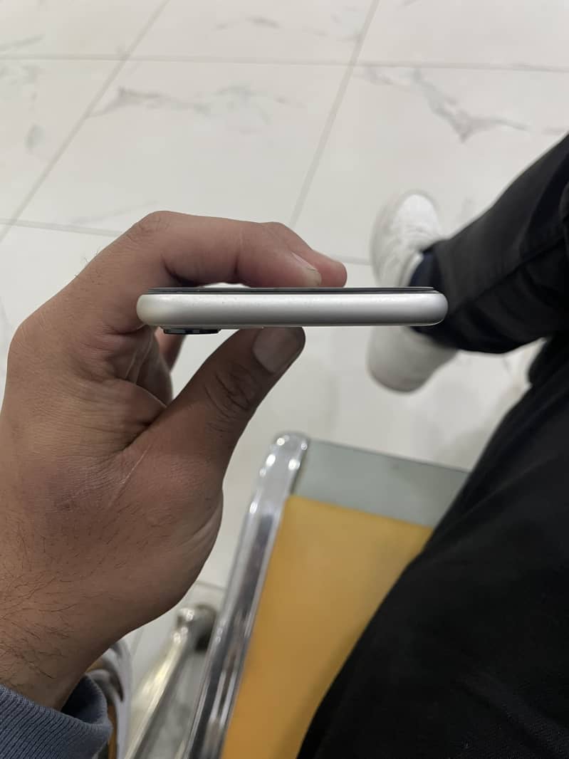 Apple iPhone 11 4