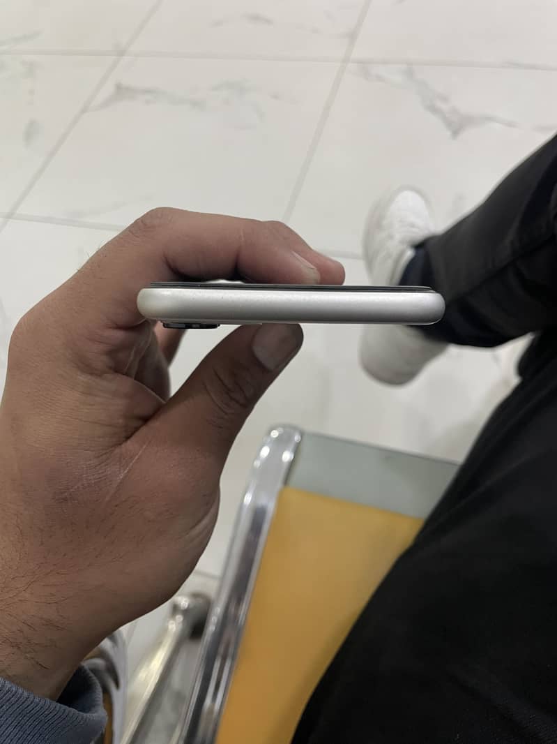 Apple iPhone 11 7