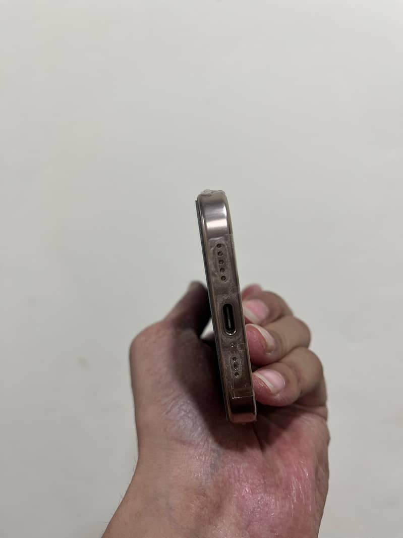 Apple iPhone 16 Pro 2