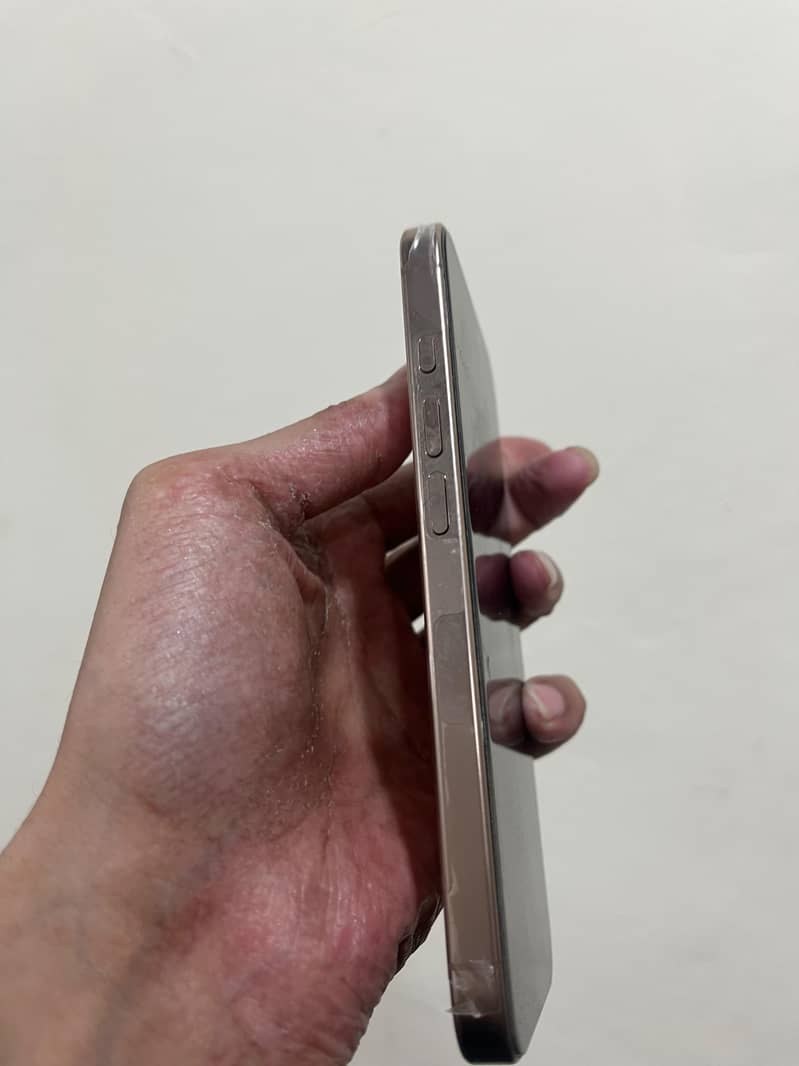 Apple iPhone 16 Pro 3