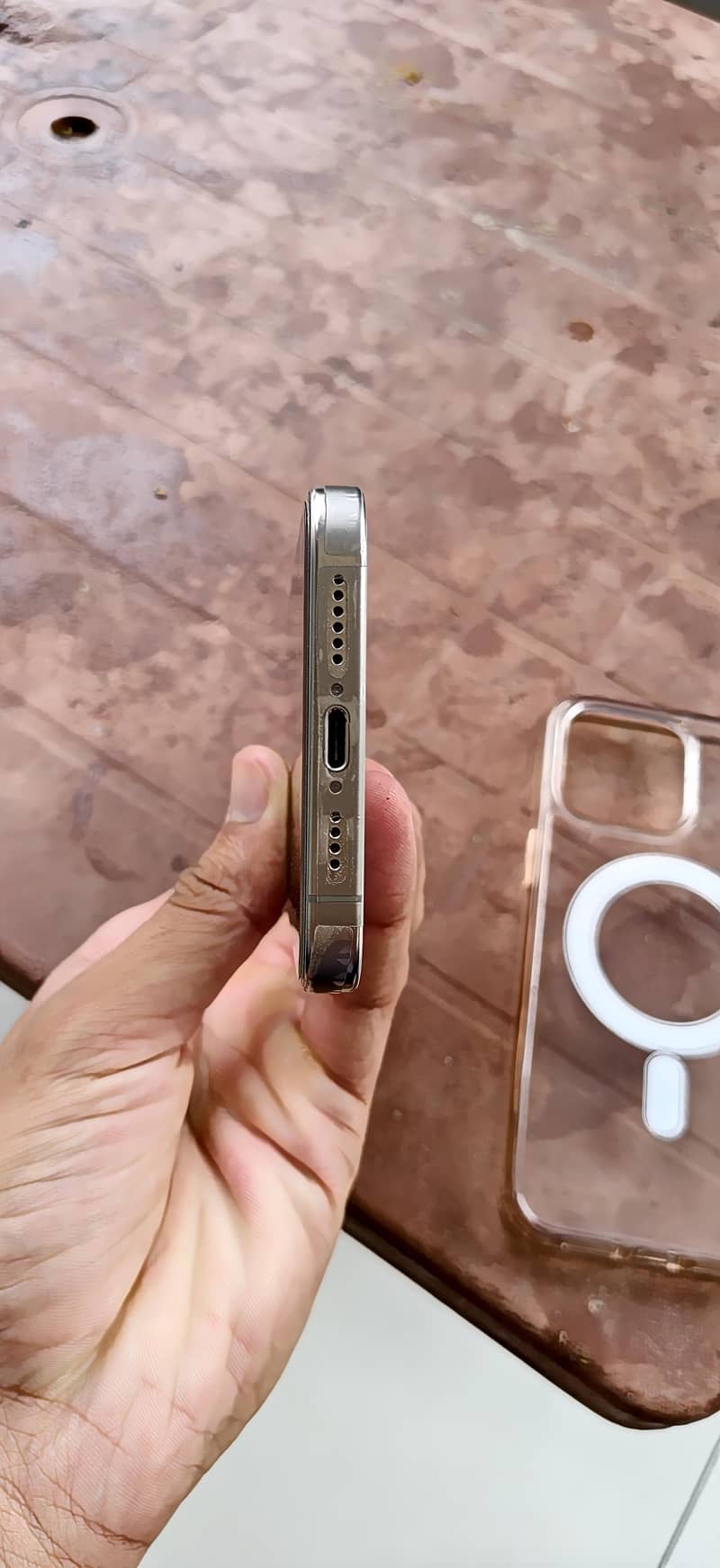 Apple iPhone 15 Pro Max 4