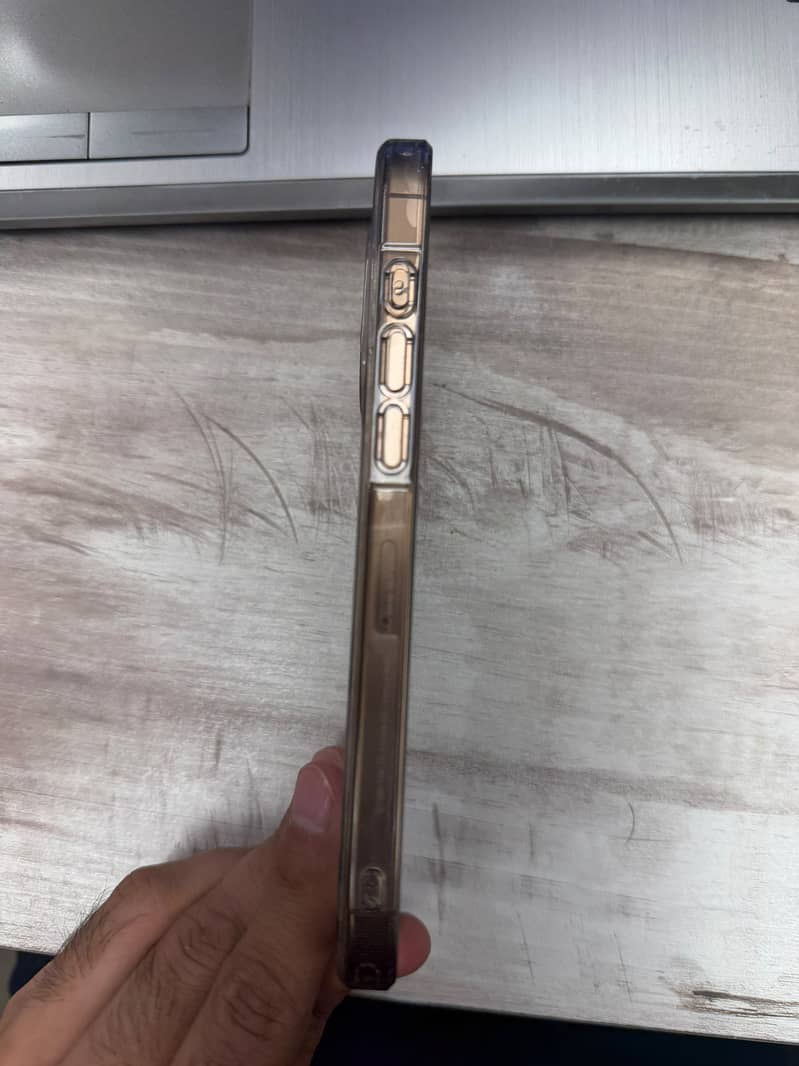 Apple iPhone 16 Pro Max 2