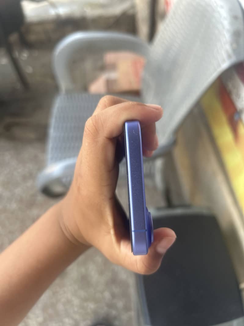 Apple iPhone 16 4