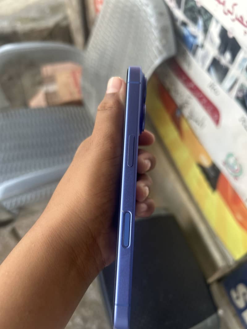 Apple iPhone 16 6