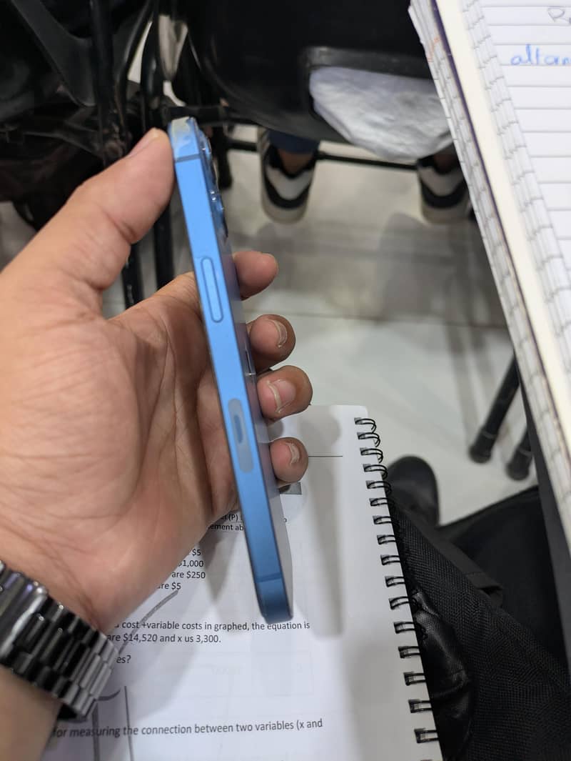 Apple iPhone 13 4