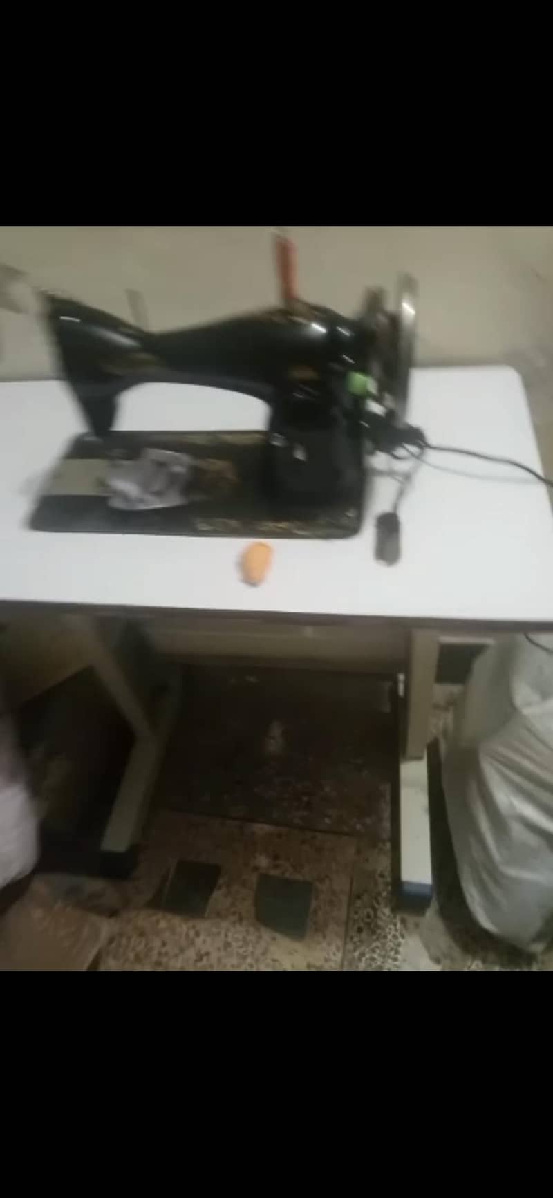 sewing machine with table 0