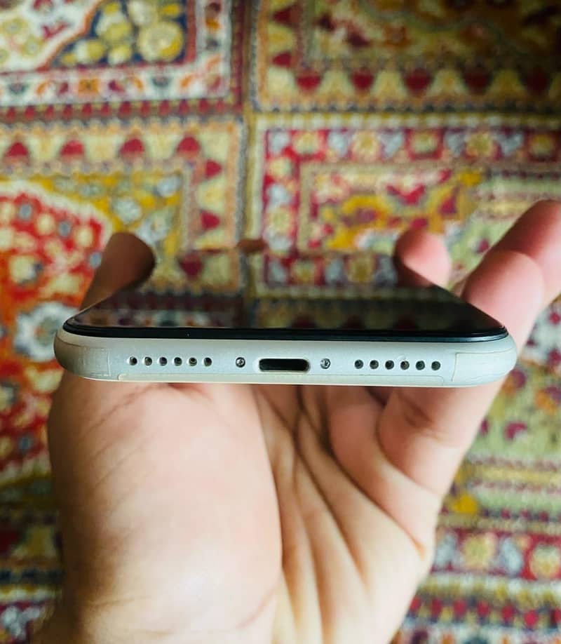 Apple iPhone 11 4