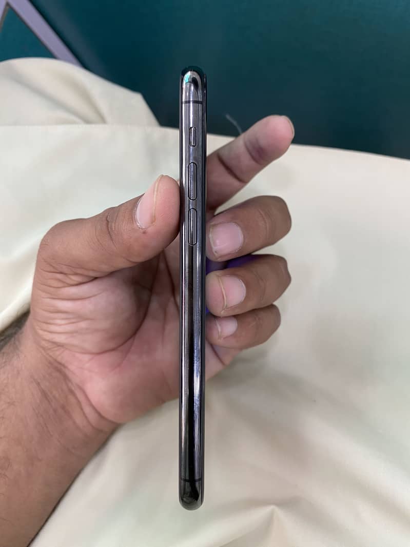 Apple iPhone 11 Pro 4