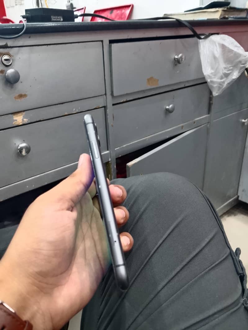 Apple iPhone 11 4