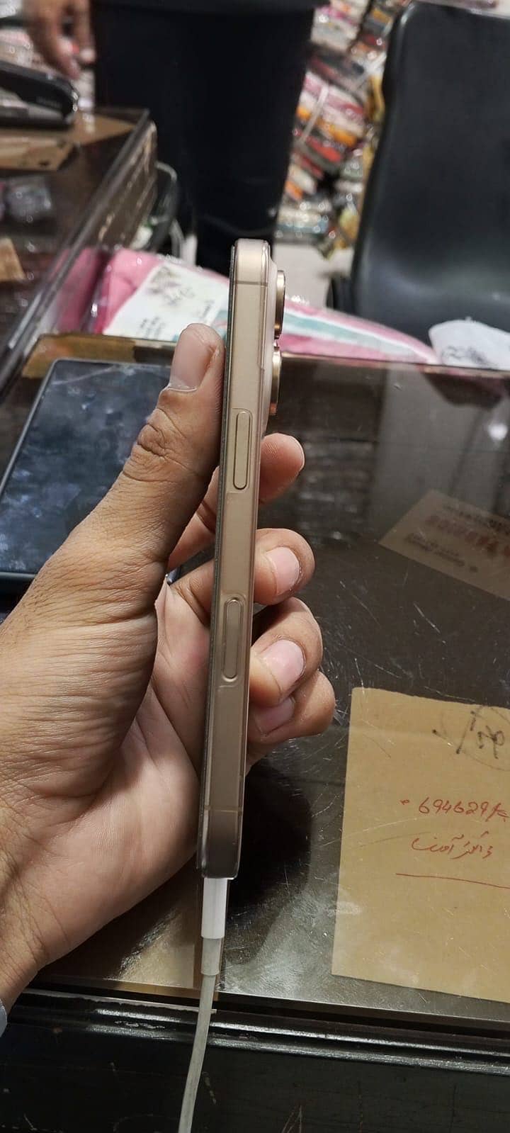 Apple iPhone 16 Pro 3