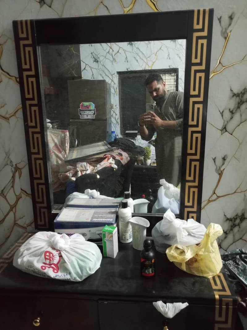 1 bed 2 side table. 1 dressing 2