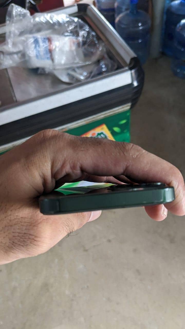 Apple iPhone 13 4