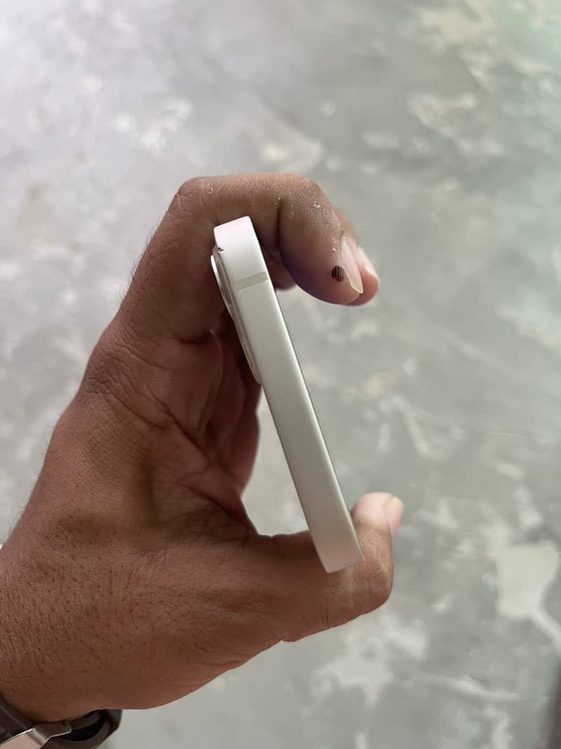 Apple iPhone 13 4