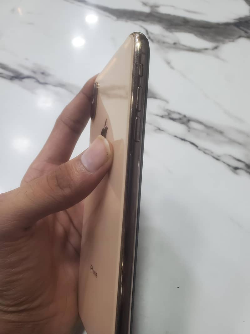 Apple iPhone XS Max 4