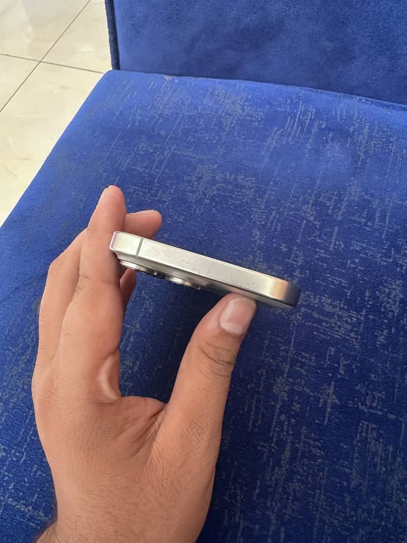 Apple iPhone 16 Pro Max 2