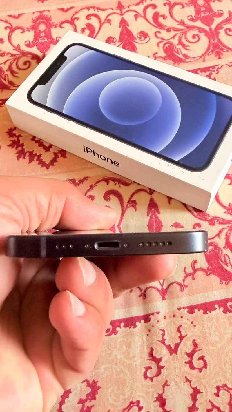 Apple iPhone 12 4
