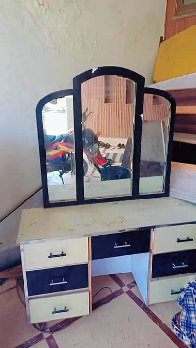 beauty dressing table 1year old urgently sale