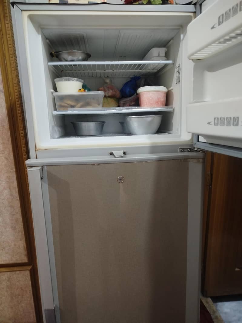 Dawlance Medium Size Refrgerator 1