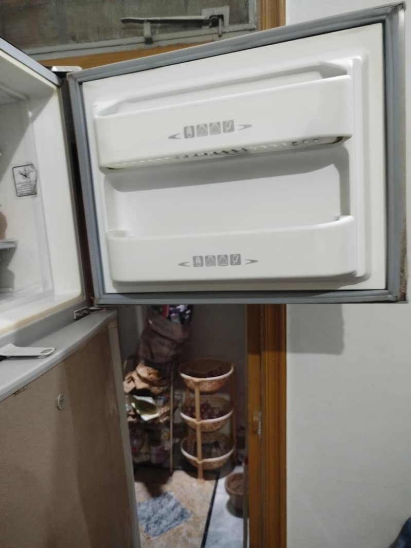 Dawlance Medium Size Refrgerator 2