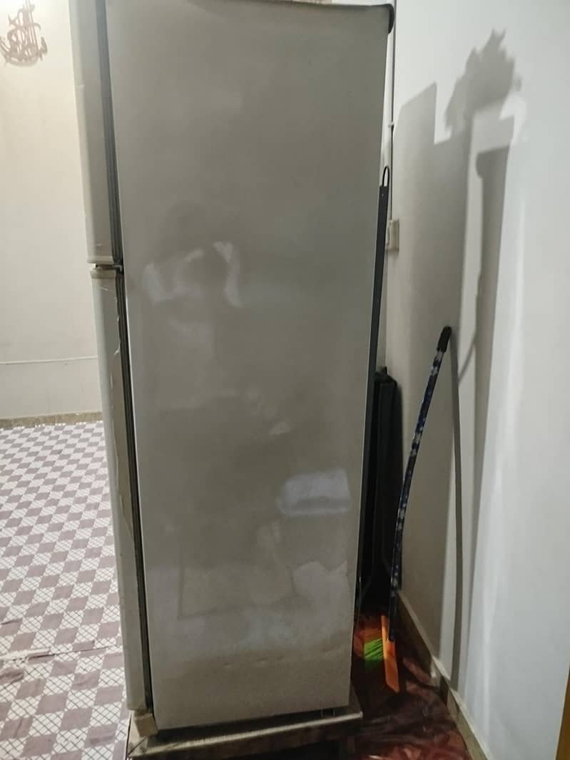 Dawlance Medium Size Refrgerator 4
