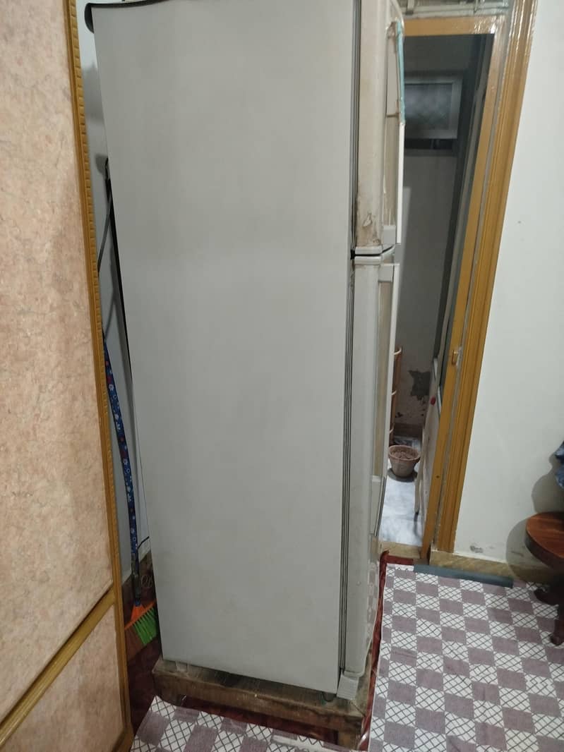Dawlance Medium Size Refrgerator 6