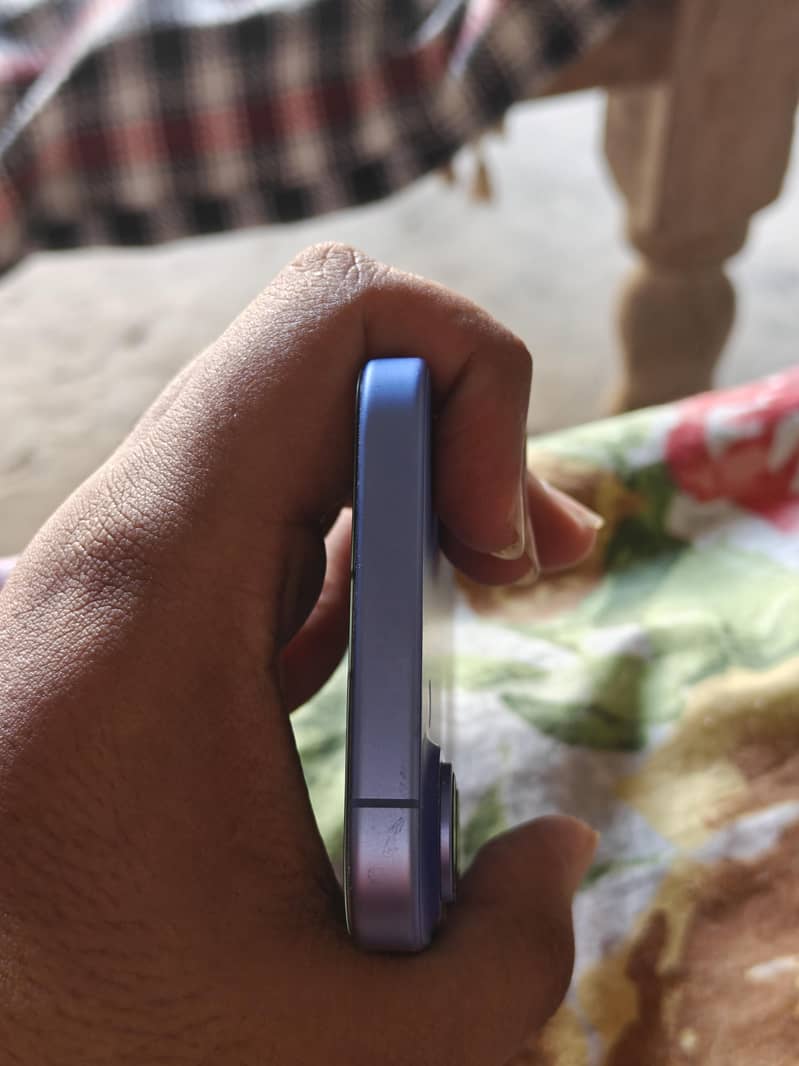 Apple iPhone 16 4